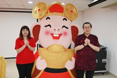 林冠英(右)和林慧英祝各界人士,诸事顺利!
