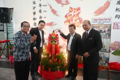曹观友向媒体发表谈话。