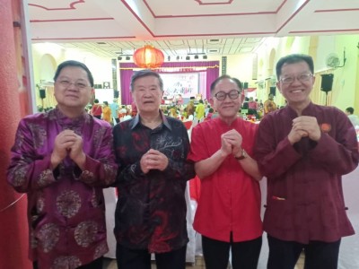 左起拿督斯里黄智绪、本报董事主席拿督斯里林绪接,总经理准拿督李兴前与骆财德朝大家拜年。