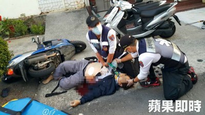 被害人遭捅刀后溅血倒地。