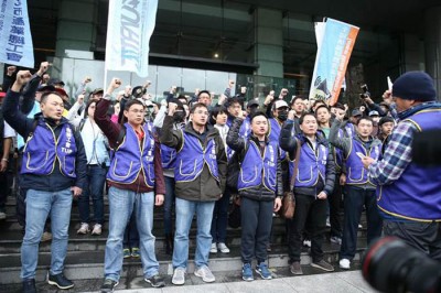 华航劳资双方谈判前，大批机师到台湾交通部外声援工会代表。
