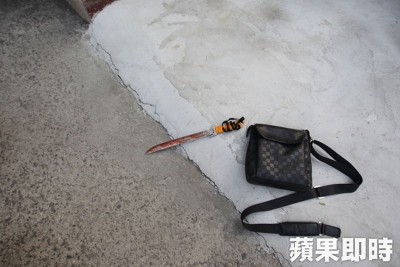西瓜刀沾满鲜血。