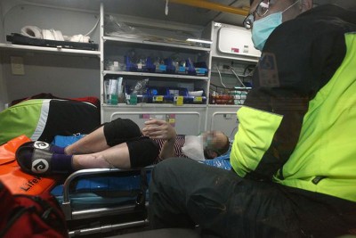 疑似烧煤气轻生的李姓女子被送上救护车。