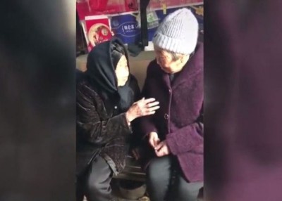人瑞母亲（右）发红包给已74岁的爱女（左）。