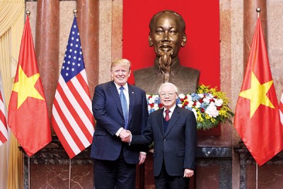 特朗普抵达越南政府办公大楼时，获得越南总理阮春福（中）等人热情接待。