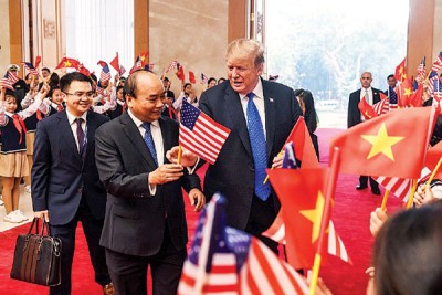 特朗普到越南政府办公室楼层时,抱越南总理阮春福(面临)当人口热情接待。
