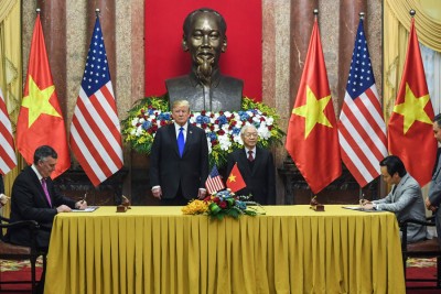 美越两国签署总值210亿美元（约854亿令吉）的贸易协议。（法新社照片）
