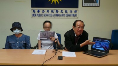 李女士母女(左起)与张天赐周二在记者会上,出示收账员登门的照片与视频。