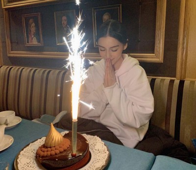 Baby提前一天在巴黎庆祝30岁生日。
