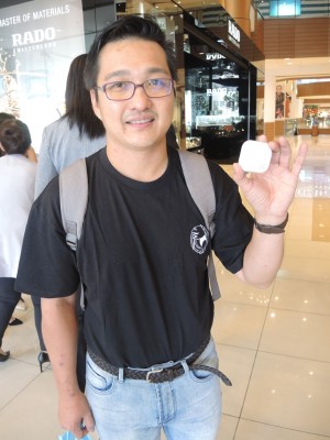 视障人士室内导航系统或应用程序的编写员何明曏手持蓝牙收发器。