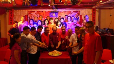 马华丹绒区会2019猪年大吉团拜。杨清辉（左2起）、陈诠峰、张威如、李荣智、骆堡材、陈德钦、骆福汉、蔡振川、林元芳、陈金咪及林瑞木等與眾黨員一起撈生。