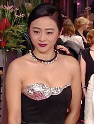 中国女星南吉胸前银色拼接造型很像锡箔纸。