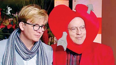 拉脱维亚作家Rosa von Praunheim以“一箭穿心”造型亮相。