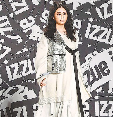 沈月以17岁之龄，在伦敦时装周为爸爸的自家品牌处女行猫步。