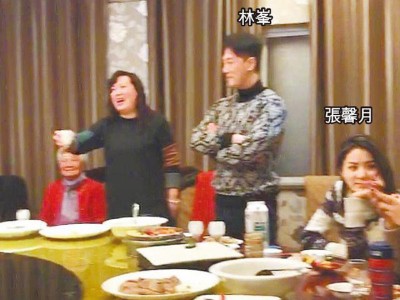 林峯日前跟女友张馨月回乡拜年，表现自在。