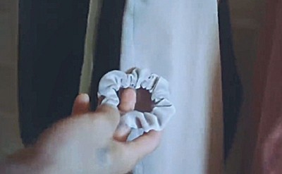 杰森摩莫亚拿出FENDI的粉色发圈，透露当初指定西装要照着这个颜色制作。