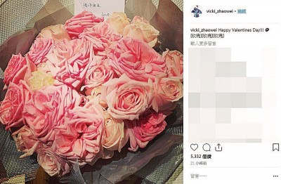 赵薇在情人节PO出粉红色玫瑰花束，以行动破除婚变谣言。