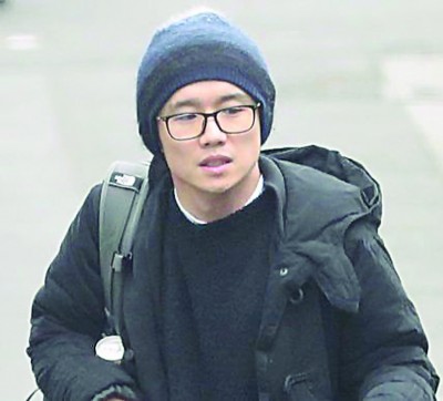 风间俊介月初被拍到准备出门上工。