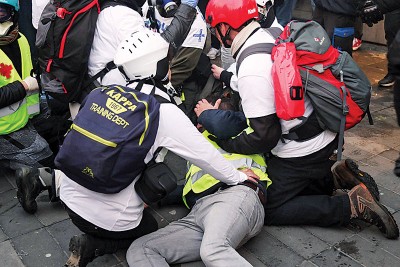 医护人员为一名受伤的示威者提供援助。（法新社照片）