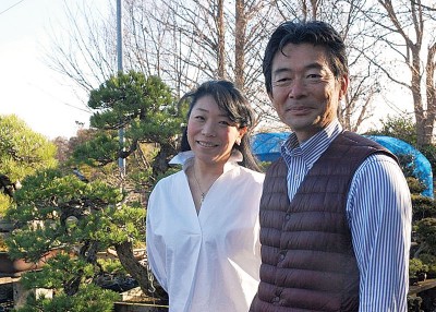 饭村冬美（左）和丈夫饭村诚史对盆景失窃感痛心。