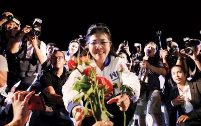 泰国大选选情逐渐加温，亲他信的为泰党周五晚举行了第一个造势大会，高调庆贺女党魁素达拉（中）等通过竞选资格审核。