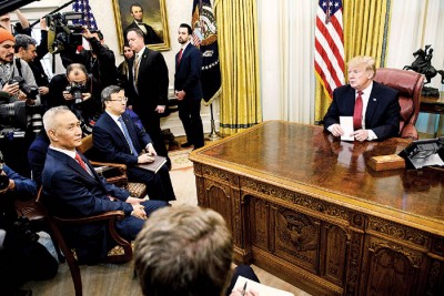 刘鹤（左2）日前与美国总统特朗普会面，宣布中方向美方购买500万吨大豆。（法新社照片）