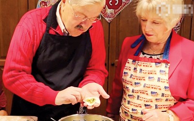 美国驻华大使包饺子，给中国人拜年。