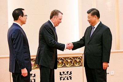 美贸易代表莱特泽（左一）与财政部长姆纽钦（左二），周五在中国国务院副总理刘鹤陪同下与习近平会面。（法新社照片）
