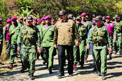 马杜罗日前视察军演。（法新社照片）