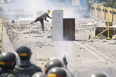委内瑞拉国民警卫人员跟示威者发生冲突。