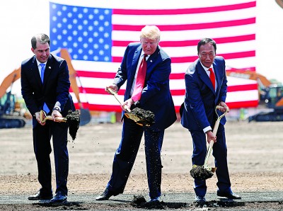 特朗普(中)在去年夏天的动土仪式上夸下海口,称鸿海工厂盖好后,会是世界第八大奇迹。右为郭台铭。