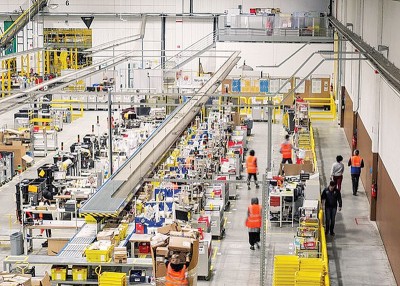 亚马逊法国设施在黄背心示威中被堵塞。