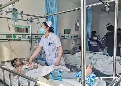 伤者目前仍在医院救治。