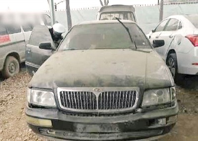 少年买报废车改装成公务用车。 