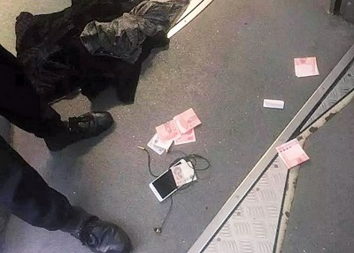 刘男的手机和现金散落一地。