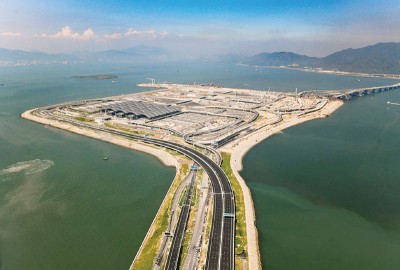 香港口岸人工岛因水管爆裂，造成地陷事故。