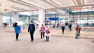 大楼出口附近地面路陷，旅客需绕道而行。