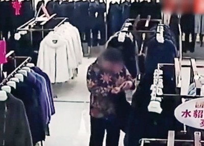 大妈在店内闲逛良久，其后偷去一件貂皮外套（下图）。