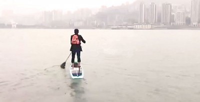刘付操划舟上班。