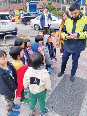 10名幼童在街上游荡，惊动路人报警处理。