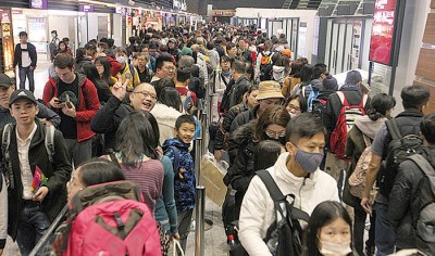 桃园机场周五创下出入境人数单日新高，但华航机师拟春节罢工，恐影响旅客行程。