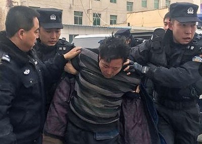 高男被警员制服。