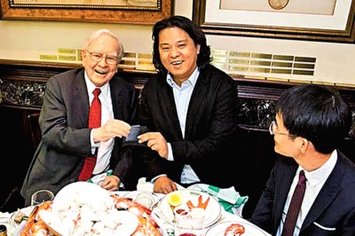 朱晔（中）2015年时买下了和巴菲特（左）午餐的机会。