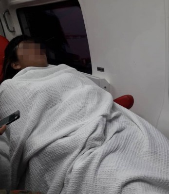 坠海获救的女子已送院治疗。