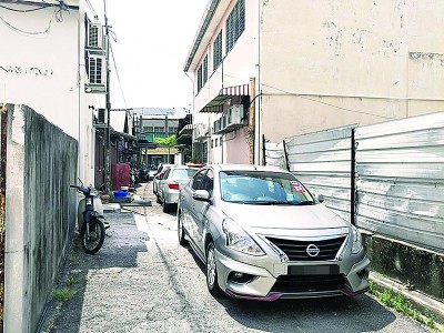 提升后的张弼士路后巷,停泊车子密密麻麻,破坏景观,也影响行人出入。