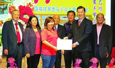 移交义卖报纸所筹获款项,左起李斯仁、陈素珍、苏晓妹、陈钰标、陈国耀、许俊来以及刘宝川。