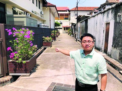 王宇航:后巷是步行道,也是住户的逃生道,后巷不允许停车及放置任何障碍物。