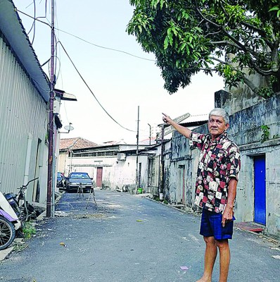 杨文明:四条路后巷美化工程一年多了,一支后巷路灯都还没安装!