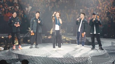 郑伊健唱到“安哥”部份，“黄金兄弟”陈小春、钱嘉乐、谢天华和林晓峰踩场。