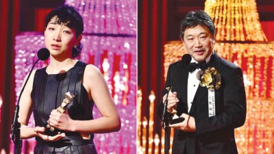 (左)安藤樱泪洒舞台。(右)是枝裕和向大会建言。